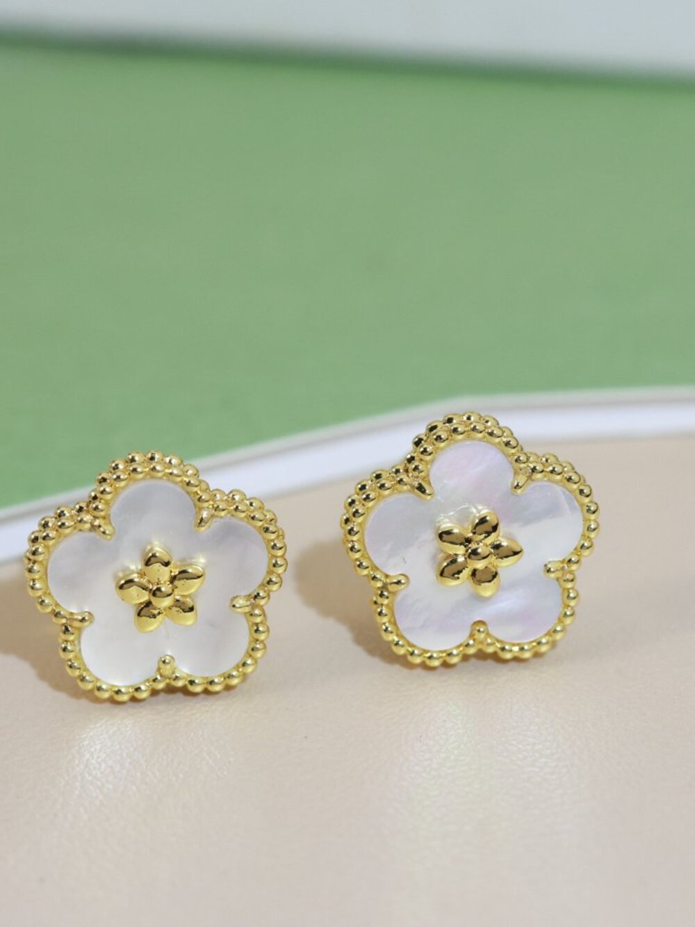 Van Cleef & Arpels White Earrings ✨